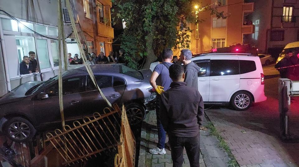 KAĞITHANE'DE FRENİ BOŞALAN TİCARİ ARAÇ PARK HALİNDEKİ OTOMOBİLE ÇARPTI: 2 YARALI ARACIN ÇARPTIĞI OTOMOBİL BİNA KİRİŞİNDE ASILI KALDI