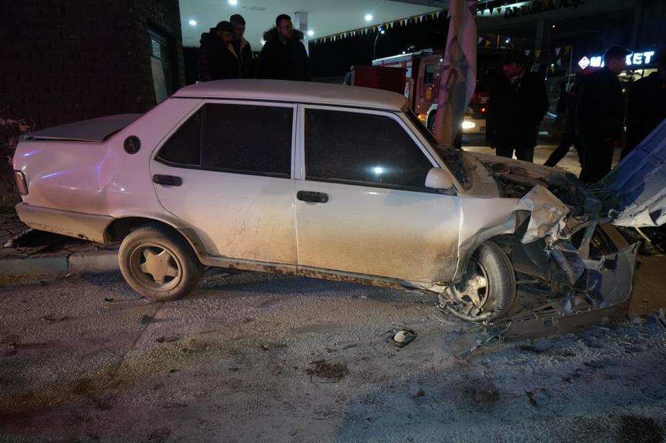 Feci trafik kazası: İki otomobil kafa kafaya çarpıştı, 3 kişi yaralandı