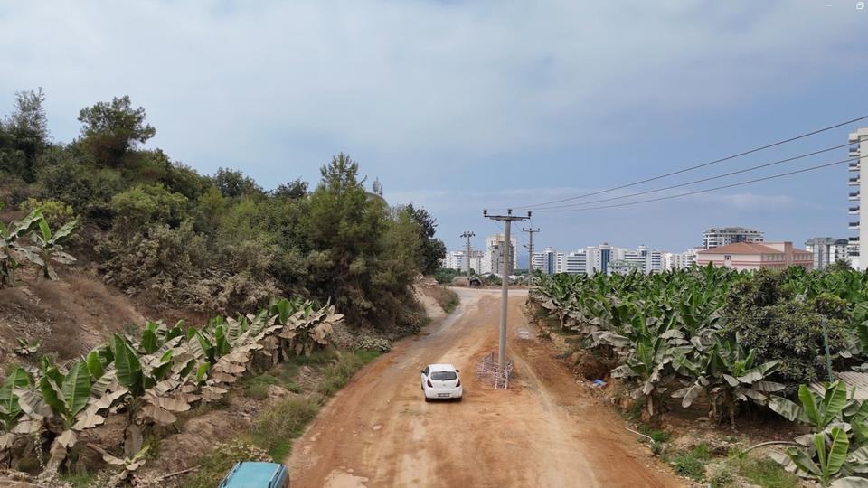 Yol genişletildi, direk yolun ortasında kaldı
