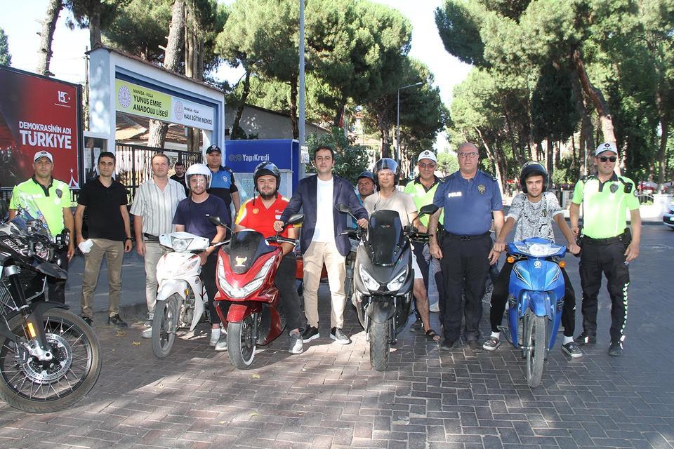 Motosiklet sürücülerine ücretsiz kask dağıtıldı