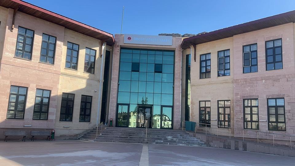 5 YAŞINDAKİ ÇOCUĞU DUDAĞINDAN ÖPMEYE ZORLAYAN KADIN TUTUKLANDI