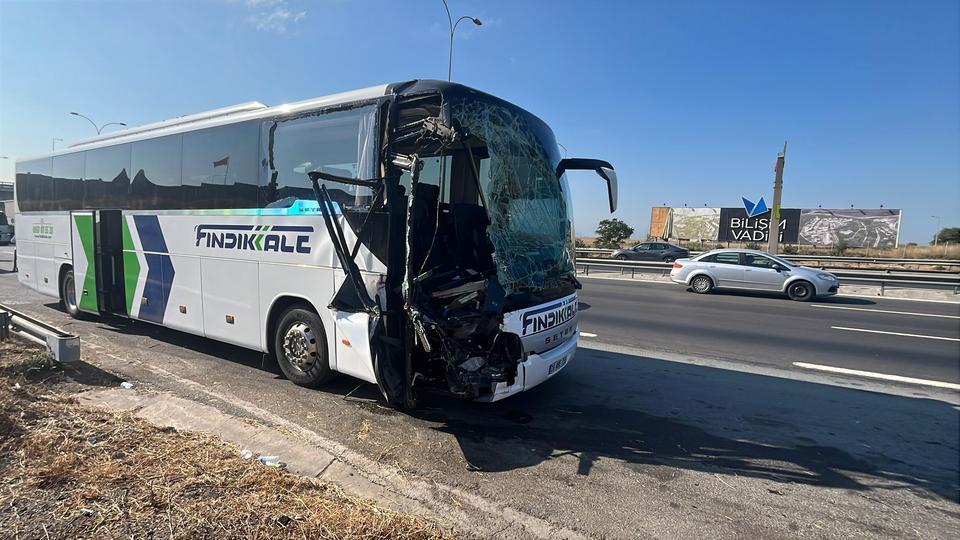 Kazada ağır yaralanan hostes hayatını kaybetti
