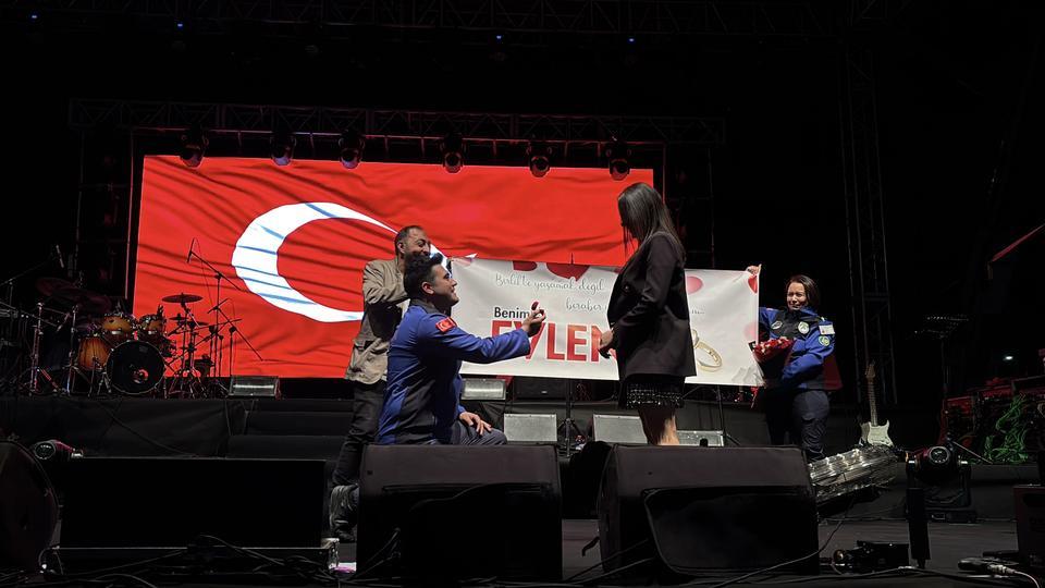 Konser öncesi sürpriz evlilik teklifi