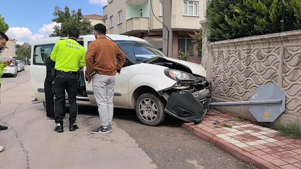 Köşede çarpıştılar, site duvarında durdular