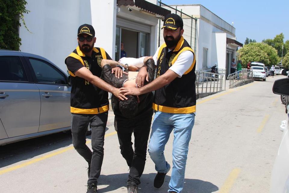 Genç kadını evinin önünde bıçakladı