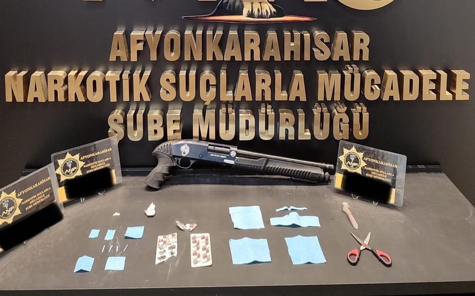 POLİSTEN UYUŞTURUCU BASKINI: 3 KİŞİ TUTUKLANDI