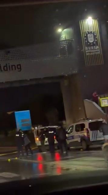 Silahla alıkoyduğu kadına kurşun yağdırdı