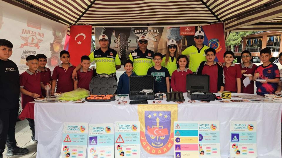 Aydın Jandarma’dan öğrencilerle trafik dersi