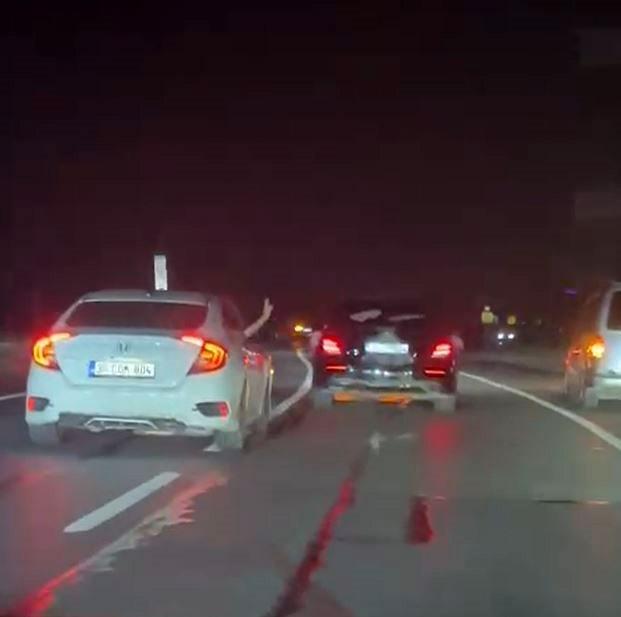 Düğün konvoyu trafiği tehlikeye attı