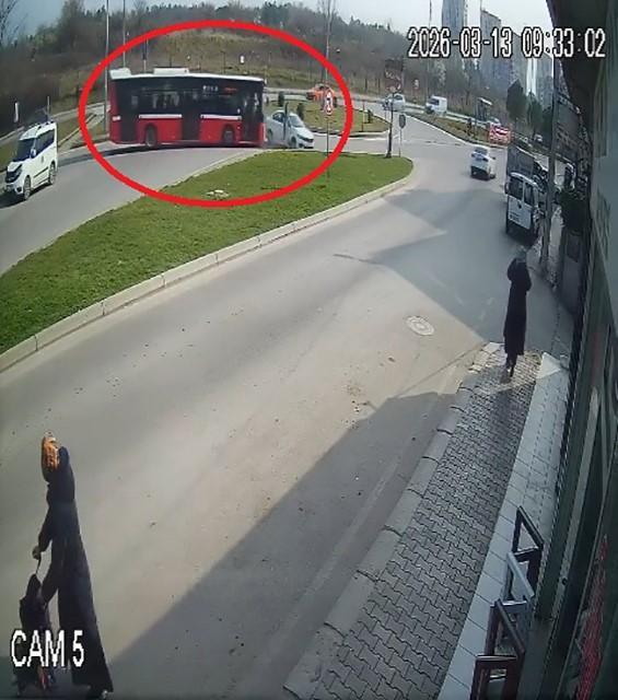 Halk otobüsü ile otomobil çarpıştı: 9 yaralı