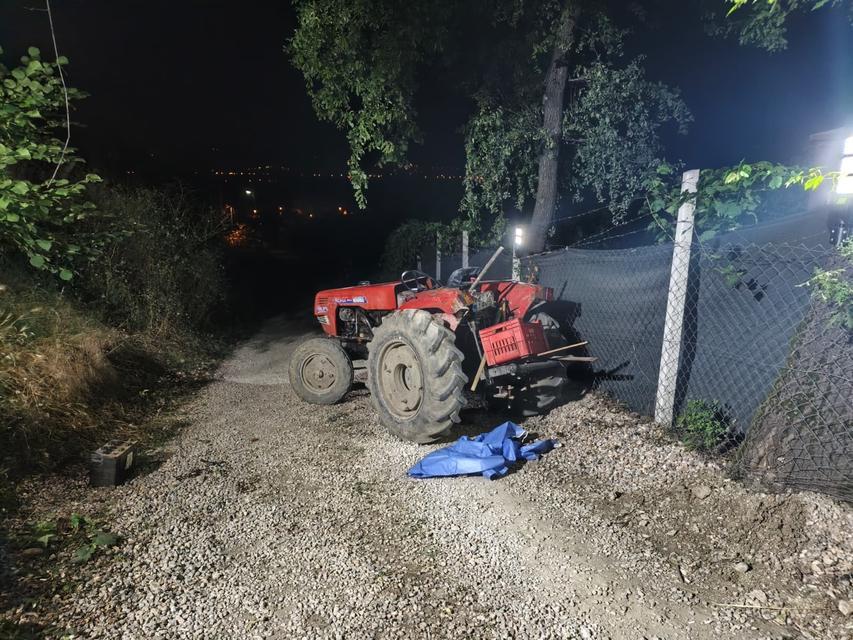 Traktör kazalarına bir yenisi eklendi, 75 yaşındaki sürücü hayatını kaybetti.