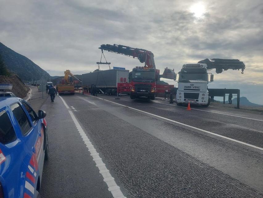 Kontrolden çıkan tır şarampole devrildi, sürücü ağır yaralandı