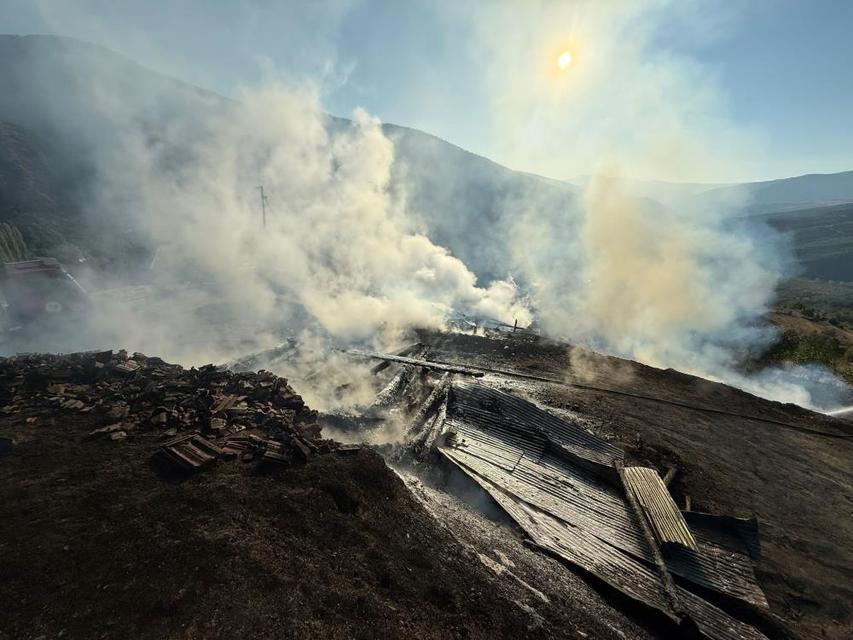 Yangında iki ev ve iki samanlık kullanılamaz hale geldi