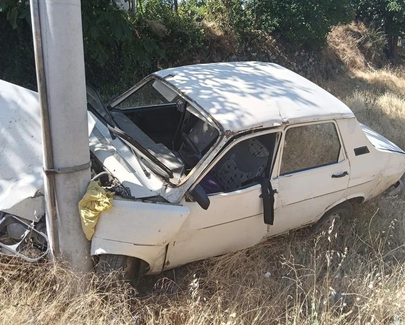 Yoldan çıkan otomobil elektrik direğine çarptı: 4 yaralı