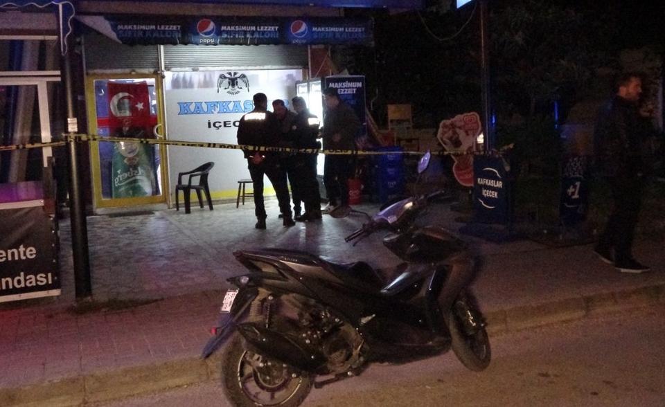 Market sahibi, işyerinde 2 kişiyi öldürdü
