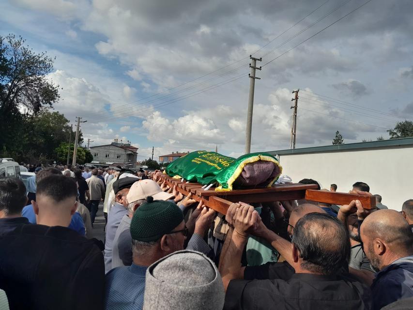 KARAPINAR'DA DEVRİLEN TRAKTÖRDE AĞIR YARALANAN YAŞLI ADAM HAYATINI KAYBETTİ