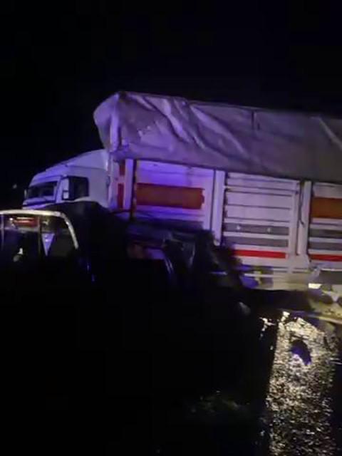 Pikap tıra arkadan çarptı: 1 yaralı