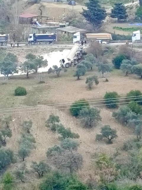 ANTAKYA'DA ÇAKIL YÜKLÜ KAMYON ZEYTİN BAHÇESİNE UÇTU