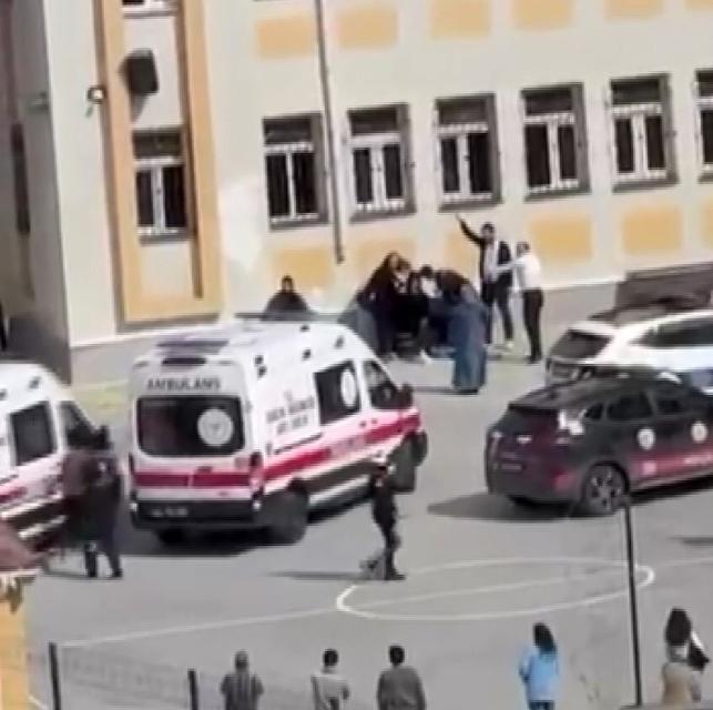 ESENYURT'TA BİR LİSEDE ÖĞRENCİLER ARASINDA HENÜZ BELİRLENEMEYEN BİR NEDENLE KAVGA ÇIKTI. OLAY YERİNE POLİS VE SAĞLIK EKİPLERİ SEVK EDİLDİ.