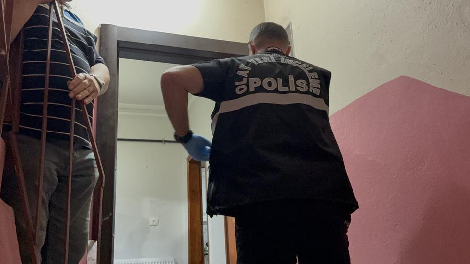 Yalnız yaşayan öğretmen evinde ölü bulundu