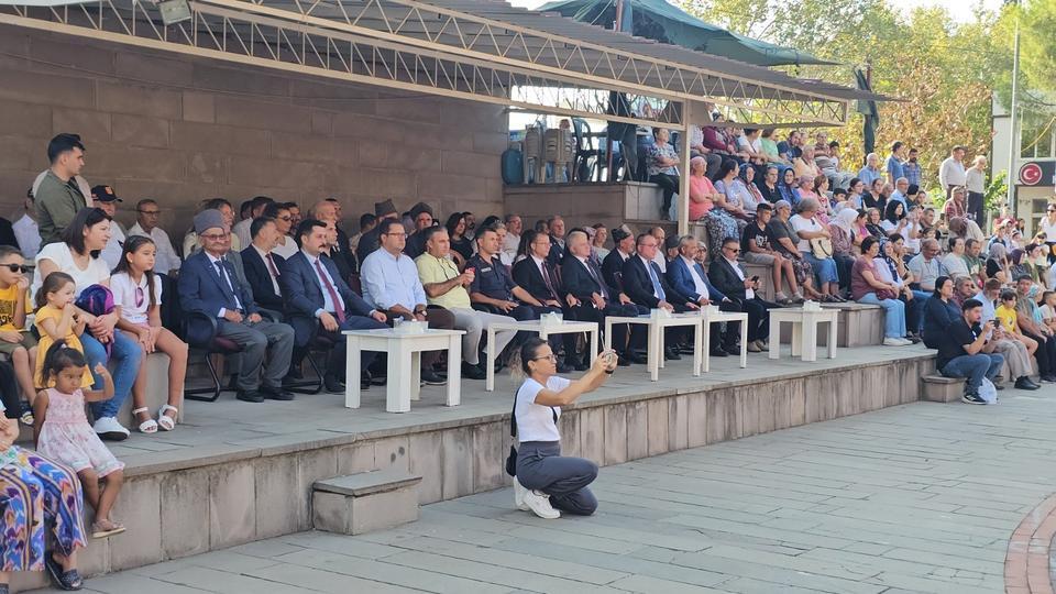 KUYUCAK'TA KURTULUŞ COŞKUSU MEYDANLARA SIĞMADI