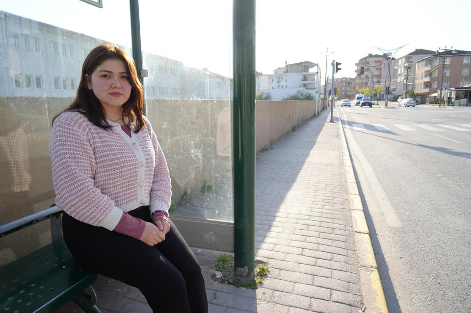 GENÇ KADIN DURAKTA TACİZCİYİ SANİYE SANİYE KAYDETTİ: "BEN HOVARDAYIM, HOVARDA" OTOBÜS DURAĞINDA GÜNDÜZ VAKTİ KABUSU YAŞADI "BANA 'HOVARDAYIM İŞTE' DEYİP KAHKAHA ATIYOR. SEVGİLİ ARADIĞINI SÖYLÜYOR, YÜZÜME BAKARAK CİNSEL ORGANIYLA OYNUYOR" "BENİM YÜZÜM, BEDENİM BİR BAŞKASININ ZEVK ARACI DEĞİL"