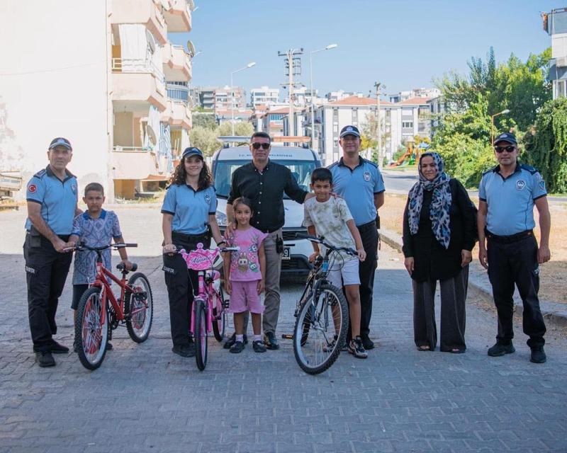 Kuşadası'nda bisiklet parası kazanmak için tezgah açan çocuklar, hayallerine erken kavuştu