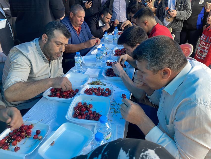 10 dakikada 2 buçuk kilo kiraz yedi, altını kazandı