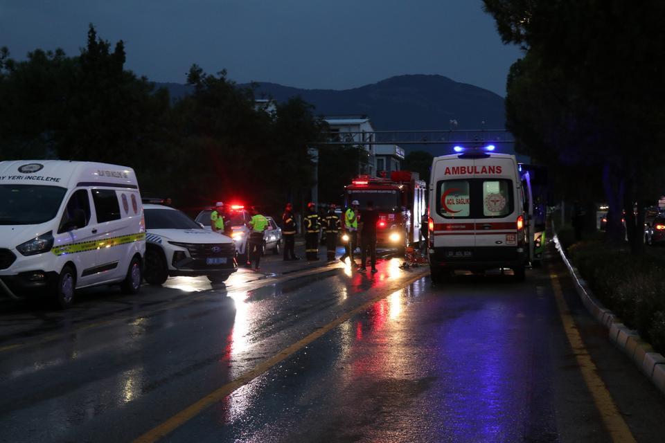 Devrilen motosiklet sürücüsü otobüsün altında can verdi