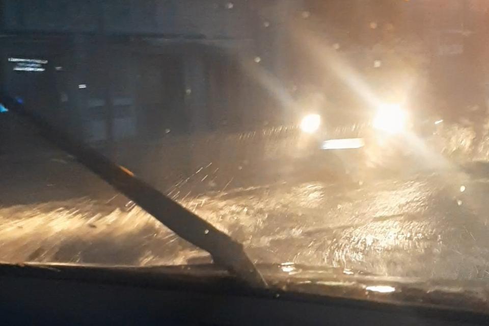 Aydın'da sağanak yağış caddeleri göle çevirdi