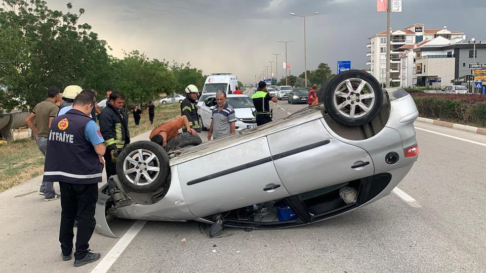 KARAMAN'DA OTOMOBİL TAKLA ATTI: 2'Sİ ÇOCUK 4 YARALI