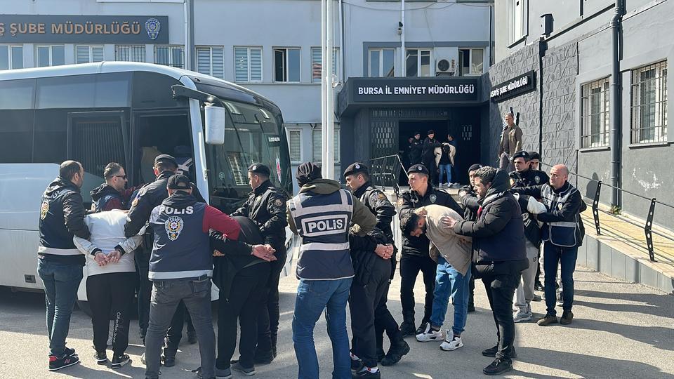 BURSA'DA FUHUŞ ÇETESİNE ŞAFAK VAKTİ OPERASYON: 19 TUTUKLAMA DÜNYA KADINLAR GÜNÜ'NDE ÇÖKERTİLEN FUHUŞ ÇETESİ ÜYESİNDEN 19'U TUTUKLANDI OPERASYON ANLARINA AİT YENİ GÖRÜNTÜLER ORTAYA ÇIKTI