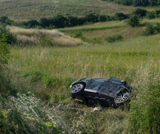 Otomobil tarlaya devrildi: Sürücü hayatını kaybetti, eşi yaralandı