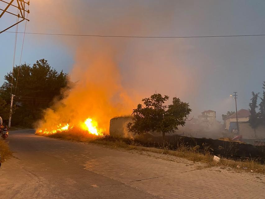 Yerleşime yakın boş arazide çıkan yangın korkuya neden oldu