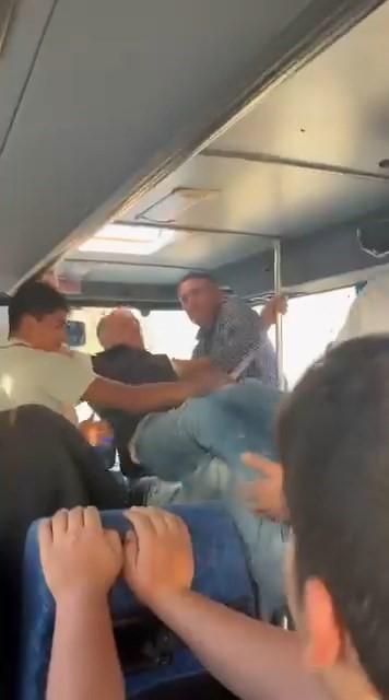 Otobüs şoförü ile yolcunun tekme tokatlı kavgası kamerada