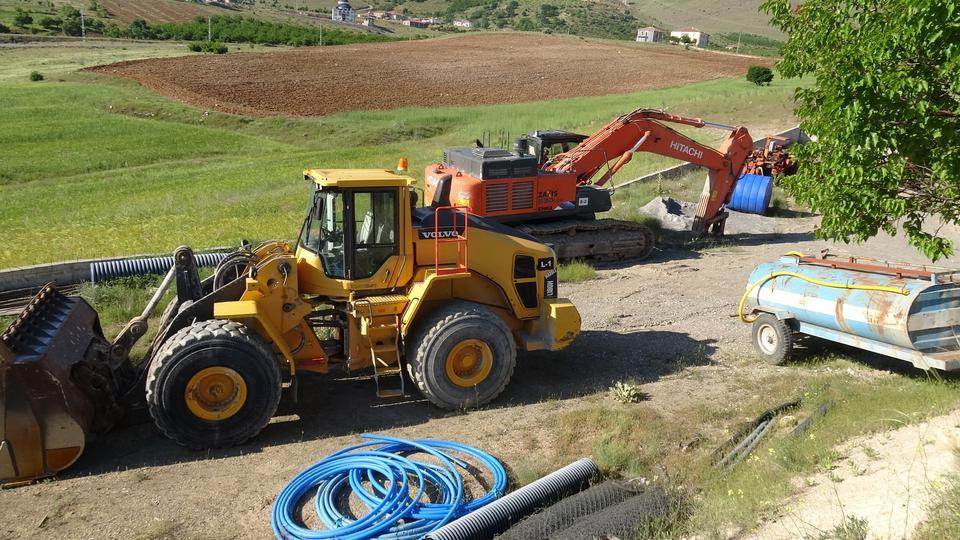 GASP EDİLDİĞİNİ İDDİA ETTİKLERİ 40 MİLYONLUK İŞ MAKİNELERİNİ DAĞIN BAŞINDA BULDULAR