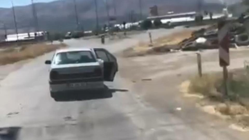 Açık kapılı araçla trafikte riskli yolculuk