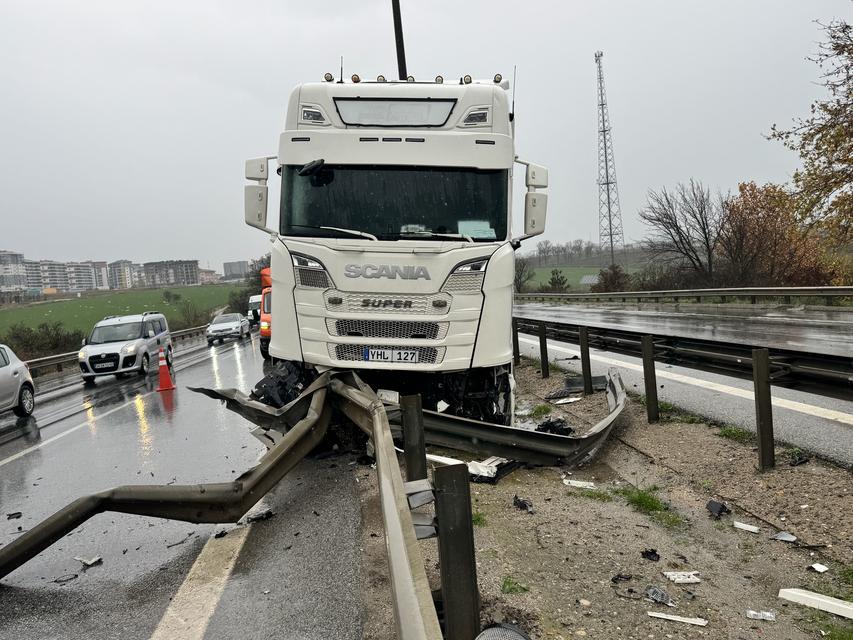 Tır bariyere ok gibi saplandı