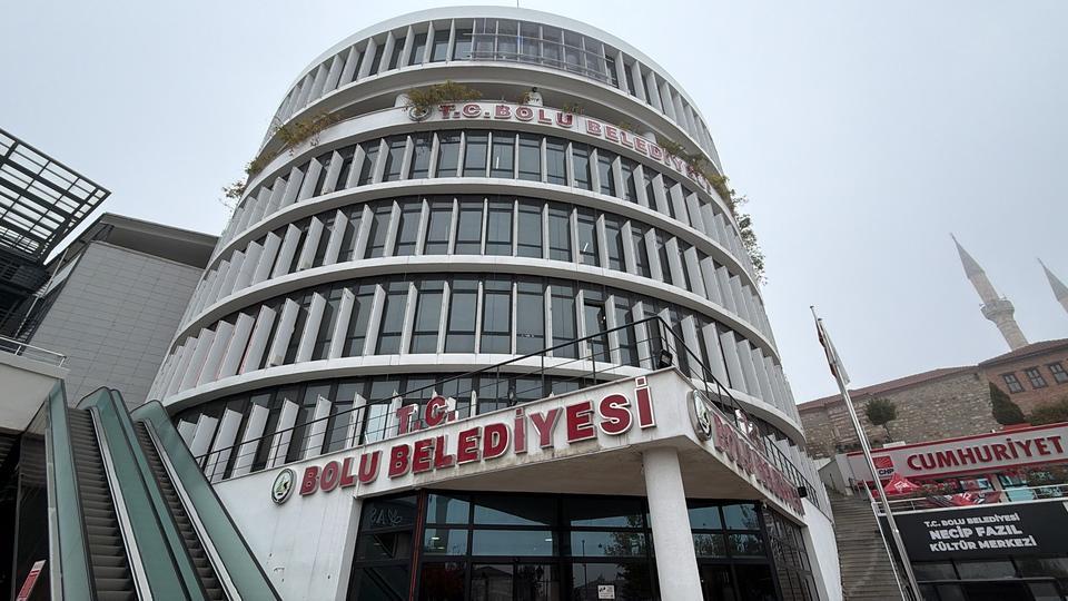 Bolu Belediyesi’ne şafak operasyonu: 4 gözaltı