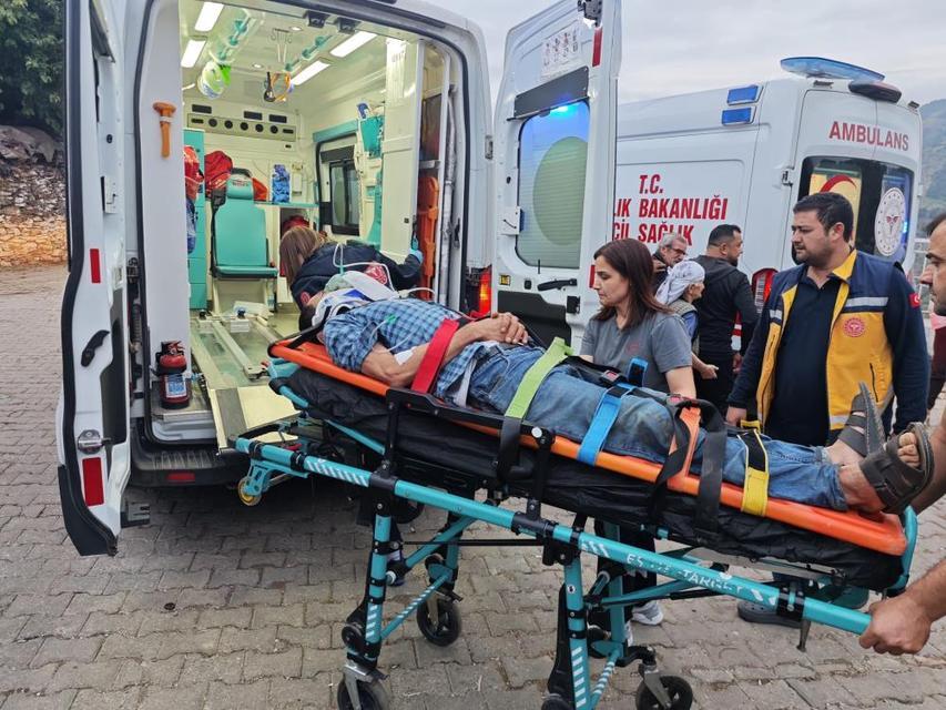 Aydın'da kamyonet uçuruma yuvarlandı: 3 yaralı