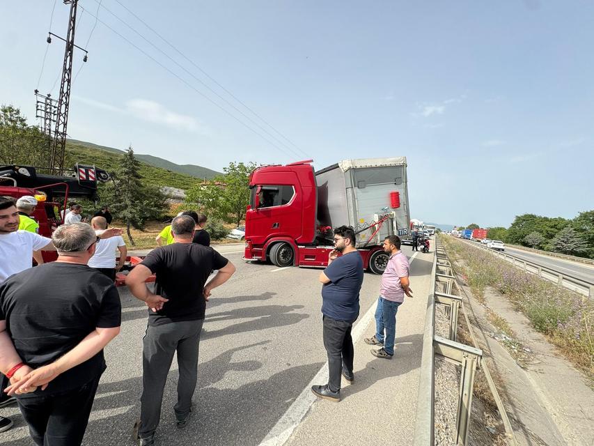 BİR ARININ YAPTIĞINA BAK...YÜZLERCE KİŞİYİ MAĞDUR ETTİ İSTANBUL BURSA KARAYOLUNDA TIR SÜRÜCÜSÜ ARININ ISIRMASI SONUCU FENALAŞIP ŞOKA GİRDİ, TIR MAKAS ATIP TRAFİĞİ KAPATTI ŞAHSIN KURTARILMASI VE TIRIN YOLU KAPATMASI SEBEBİYLE İSTANBUL BURSA KARAYOLUNDA YÜZLERCE KİŞİ SAATLERCE BEKLEMEK ZORUNDA KALDI
