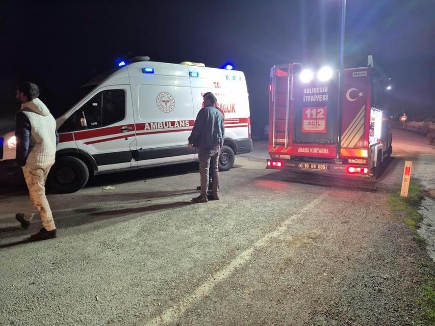 Otomobil yol kenarına savruldu