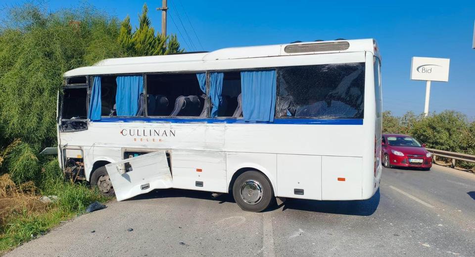 Tur otobüsü ile servis minibüsü çarpıştı: 6 yaralı