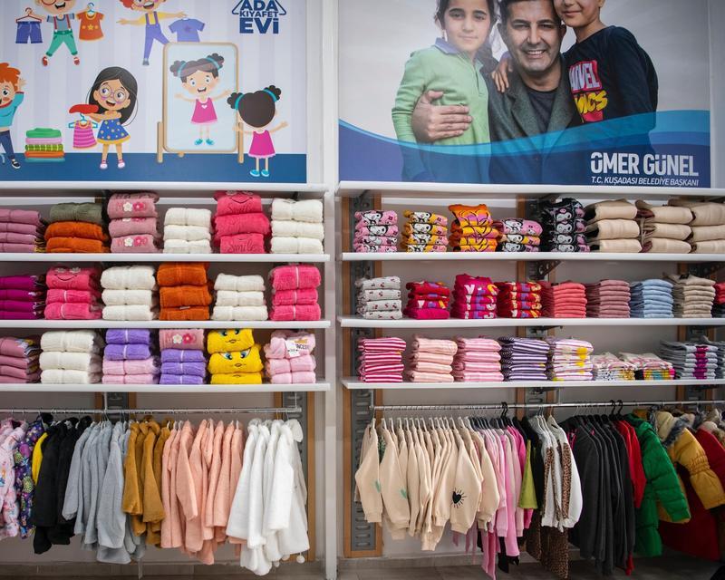 Kuşadası’nda dayanışmanın adresi: Ada Kıyafet Evi