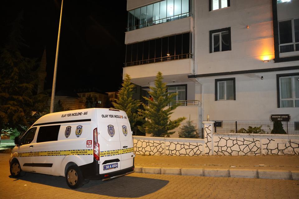 Genç kız sigara içtiği balkondan düşerek ağır yaralandı