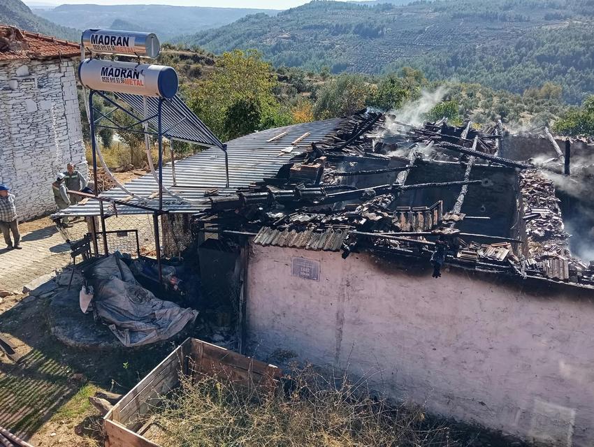 AYDIN'DA ÇIKAN YANGINDA BİR EV KÜLE DÖNDÜ