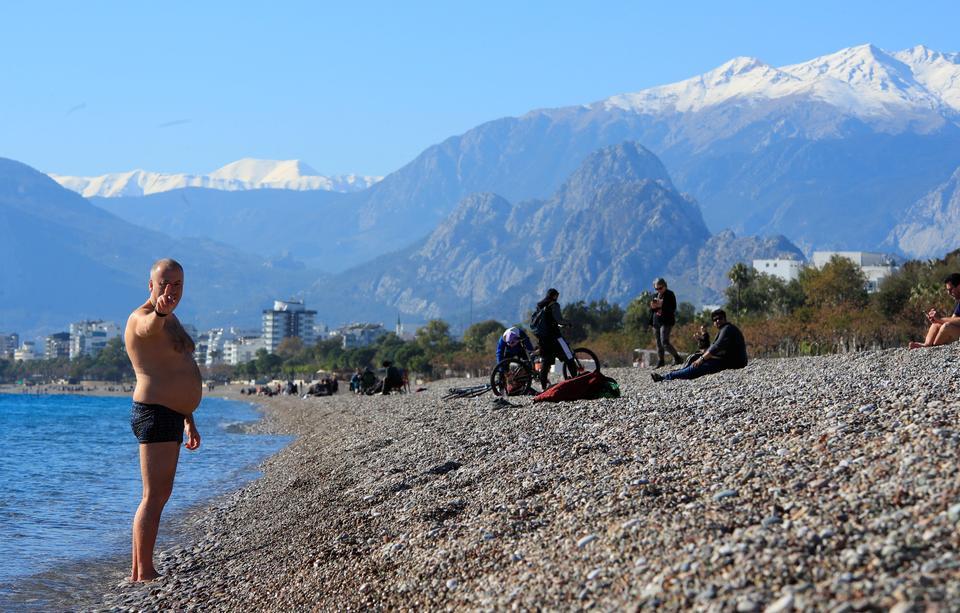 Bir yanda kar, bir yanda deniz sefası