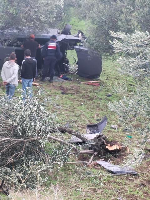 Kontrolü kaybetti zeytin bahçesine uçtu: 2 yaralı
