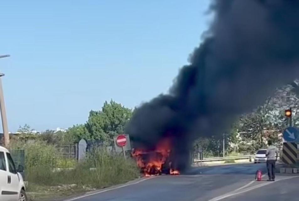 Aydın'da  çarşaf yüklü kamyonet alev topuna döndü