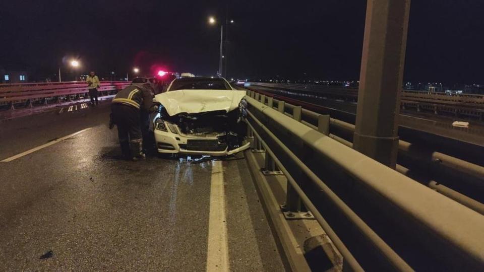 Köprülü kavşakta zincirleme kaza! Üç araç birbirine girdi, 3 yaralı